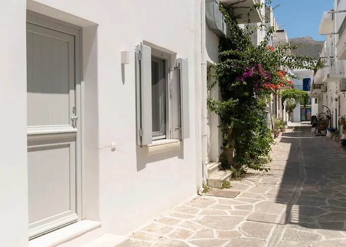 Parikia's Cosy Jewel Paro